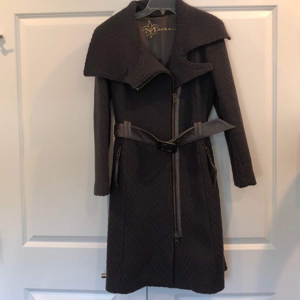 Stunning gray zippered winter coat with belt